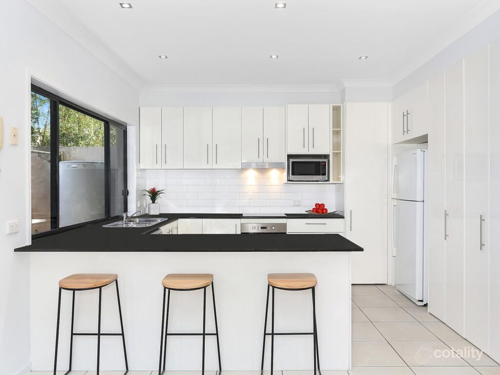 6/33 Harley Street, Labrador QLD 4215