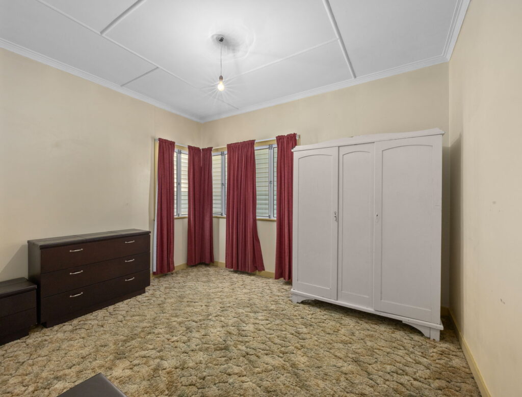 19 Russell St, Silkstone, QLD 4304