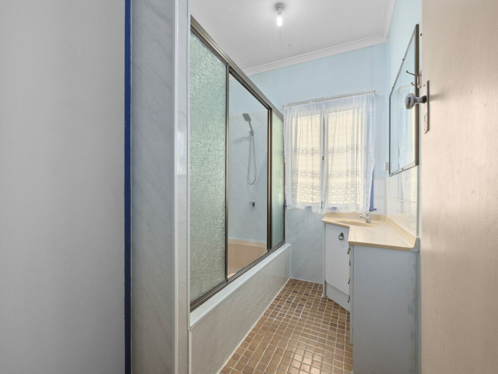 19 Russell St, Silkstone, QLD 4304
