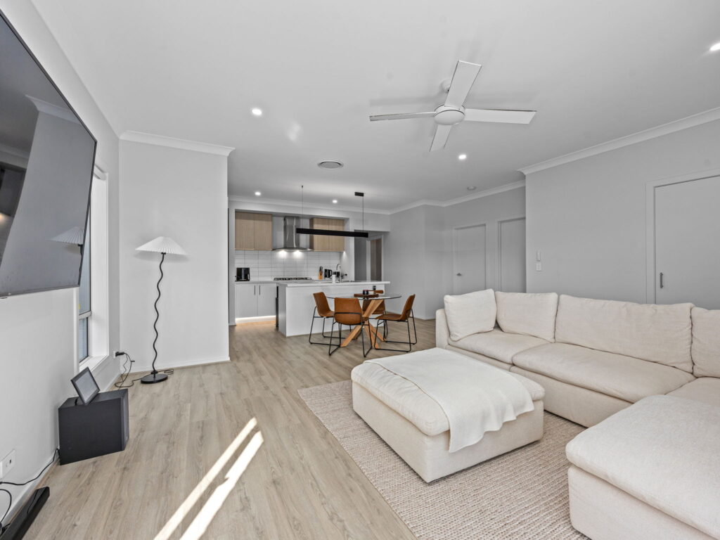 10 Greenlink St, DEEBING HEIGHTS QLD 4306