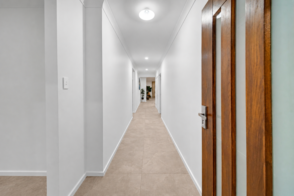 9 Jockey Cr, South Ripley QLD 4306