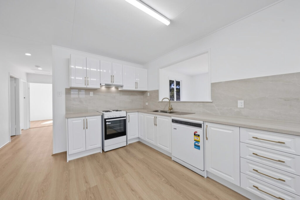8 Cross Street, Raceview, QLD 4305