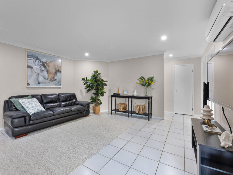 2 Diosma Close, Yamanto, QLD 4305