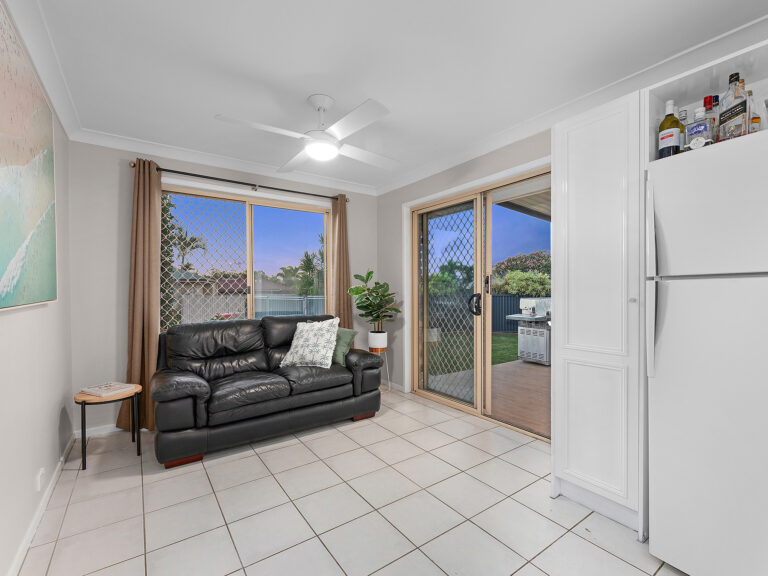 2 Diosma Close, Yamanto, QLD 4305