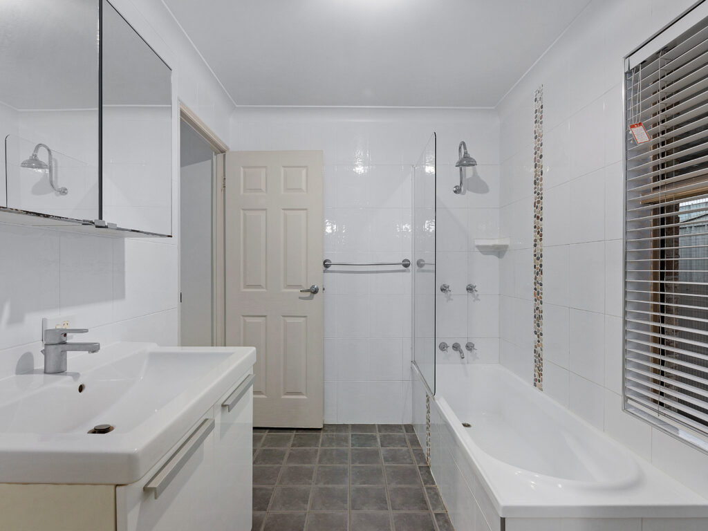 4 Pinkwood Court, Yamanto, QLD 4305
