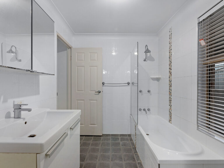 4 Pinkwood Court, Yamanto, QLD 4305