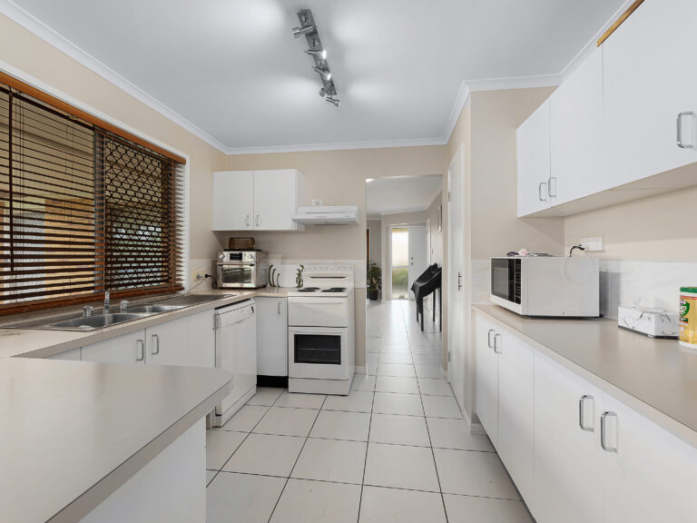 6 Diann Street, Flinders View, QLD 4305