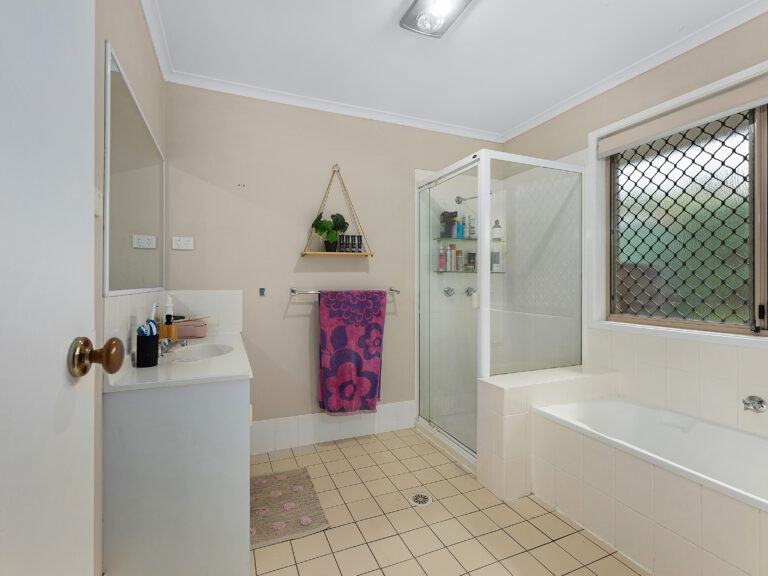 6 Diann Street, Flinders View, QLD 4305