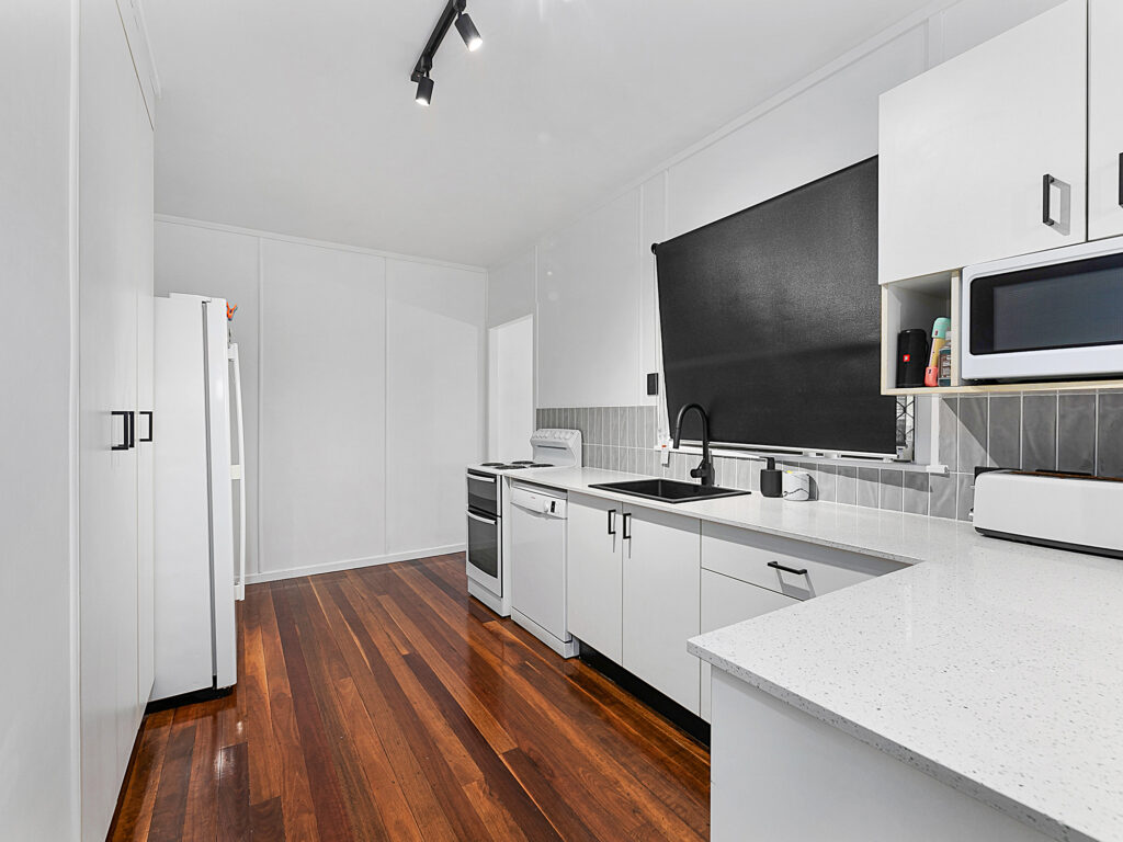 9 Blaxland Street, Eastern Heights, QLD 4305