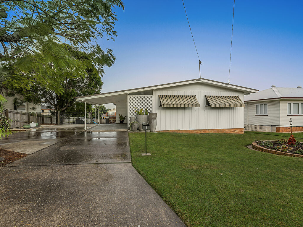 9 Blaxland Street, Eastern Heights, QLD 4305