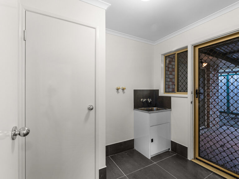 325 South Station Road, Raceview, QLD 4305