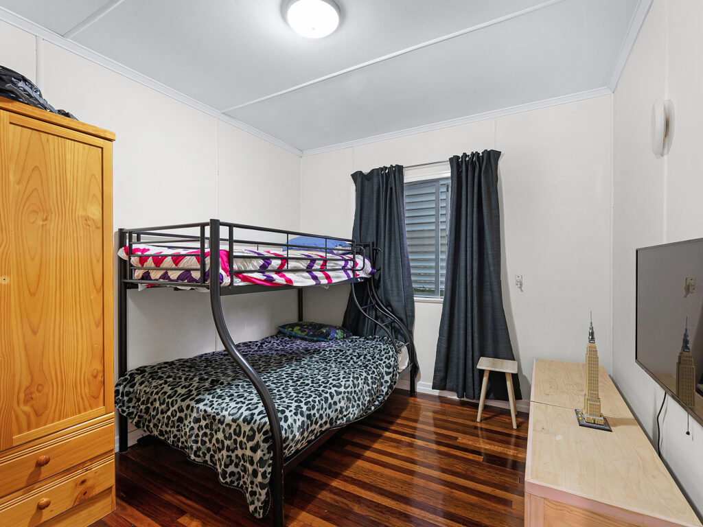 11 Blaxland Street, Eastern Heights, QLD 4305