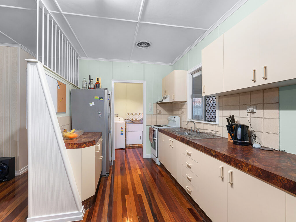 11 Blaxland Street, Eastern Heights, QLD 4305