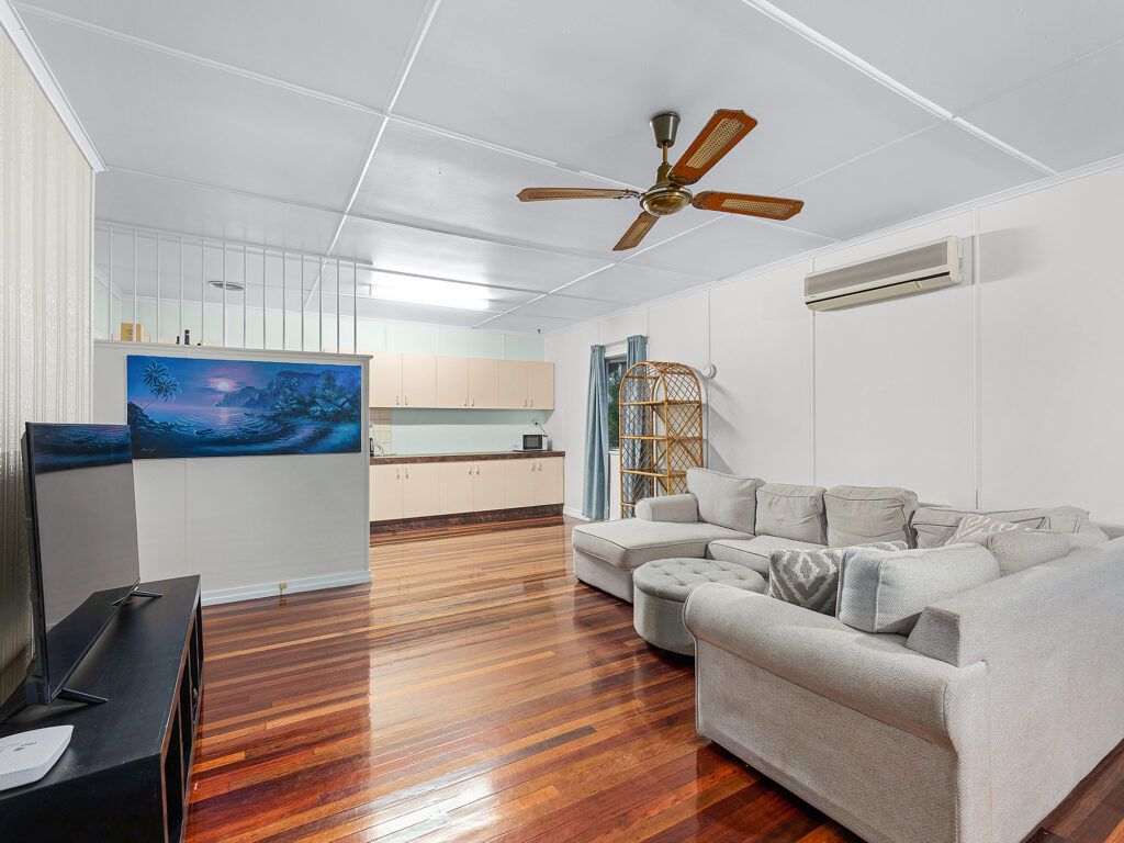 11 Blaxland Street, Eastern Heights, QLD 4305