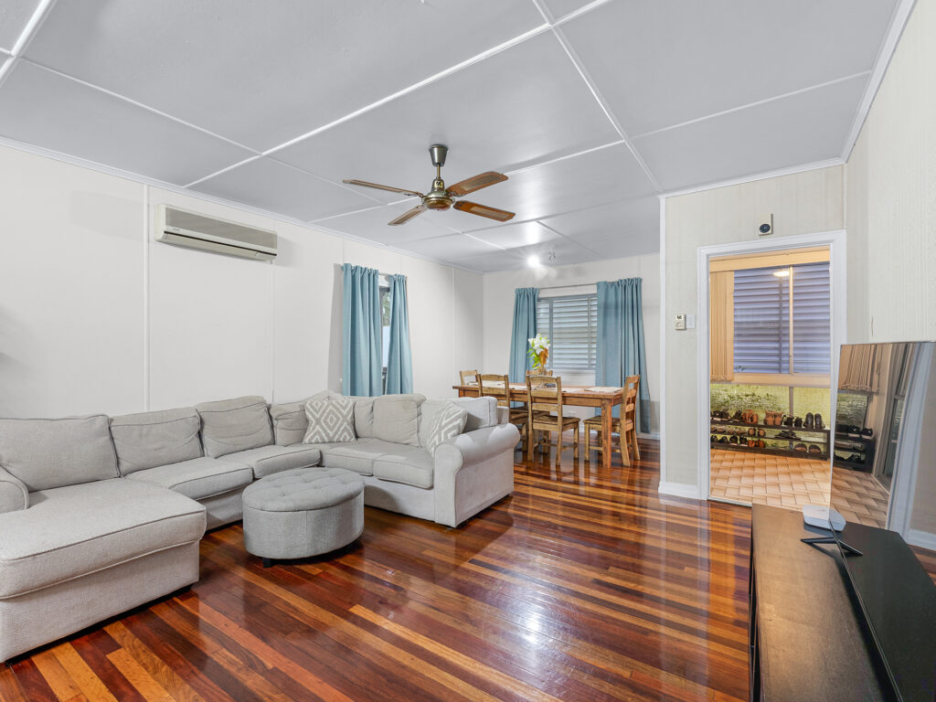 11 Blaxland Street, Eastern Heights, QLD 4305