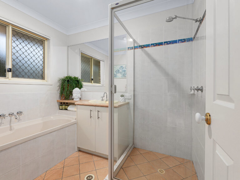 13 Chestnut Drive, Flinders View, QLD 4305