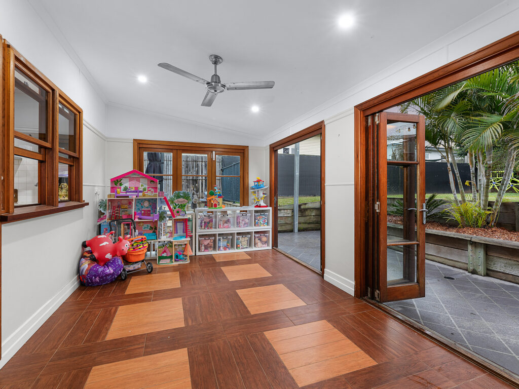 5 Chermside Road, Eastern Heights, QLD 4305