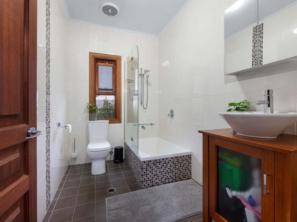 5 Chermside Road, Eastern Heights, QLD 4305