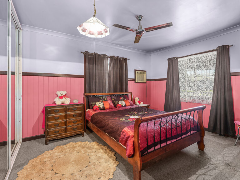 4 Woodford Street, One Mile, QLD 4305