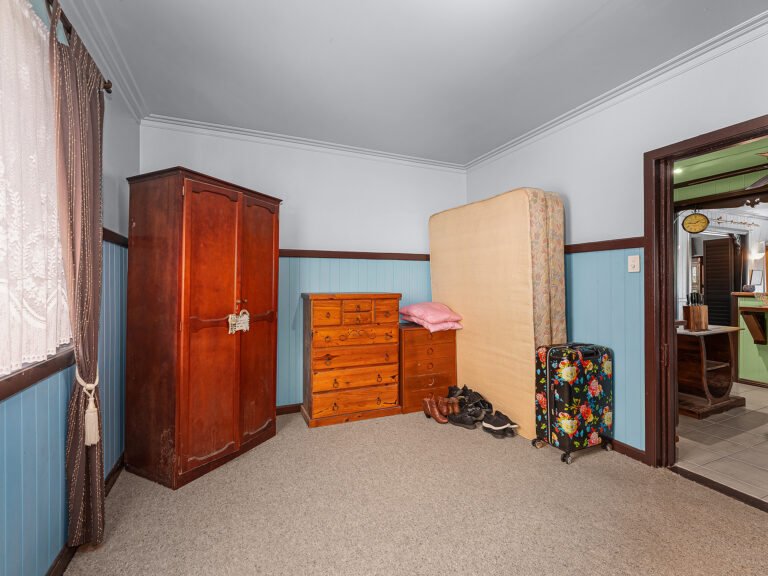 4 Woodford Street, One Mile, QLD 4305