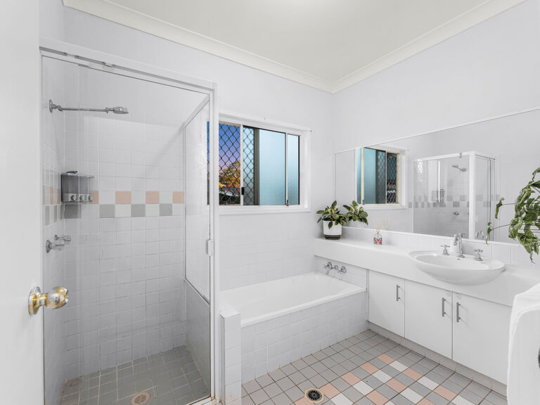 18 Amara Crescent, Forest Lake, QLD 4078