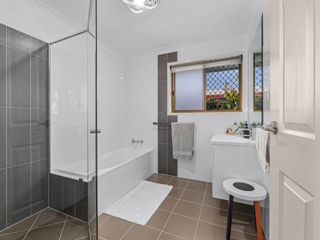 24 Edwards Drive, Albany Creek, QLD 4035