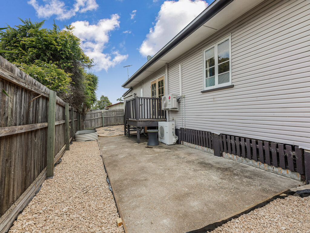 11 Cemetery Road, Raceview, QLD 4305