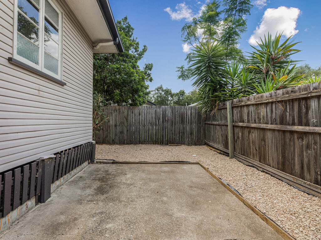 11 Cemetery Road, Raceview, QLD 4305