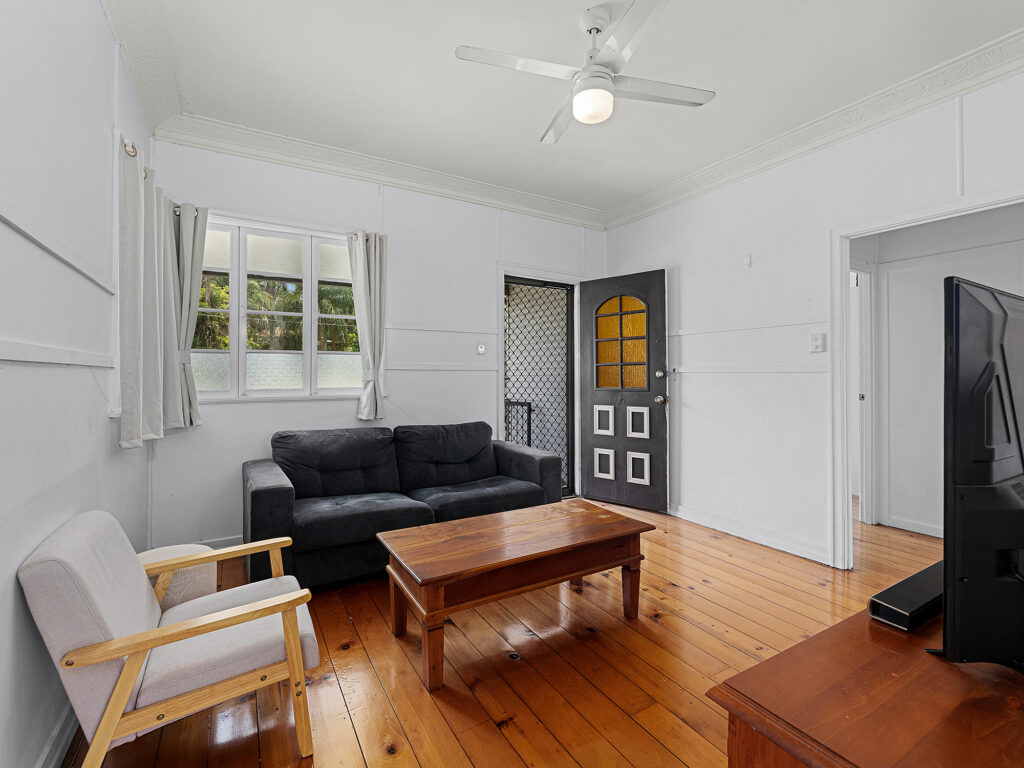 11 Cemetery Road, Raceview, QLD 4305