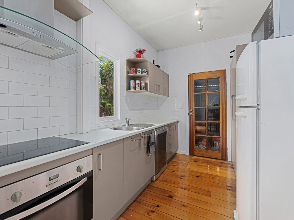 11 Cemetery Road, Raceview, QLD 4305