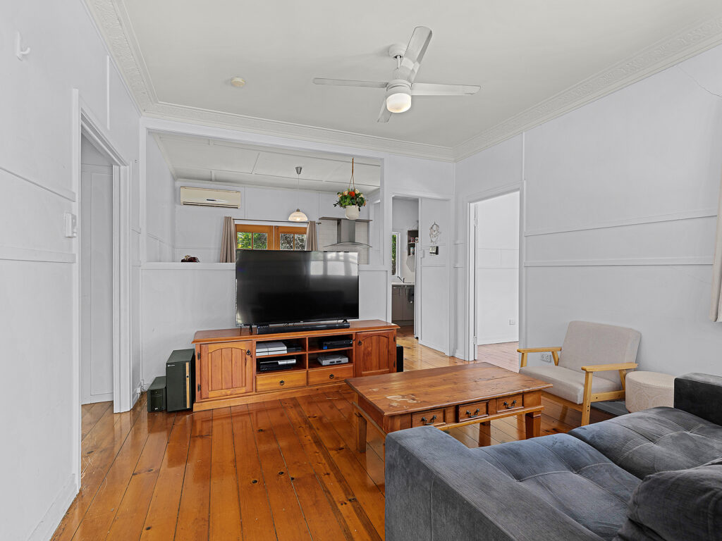 11 Cemetery Road, Raceview, QLD 4305