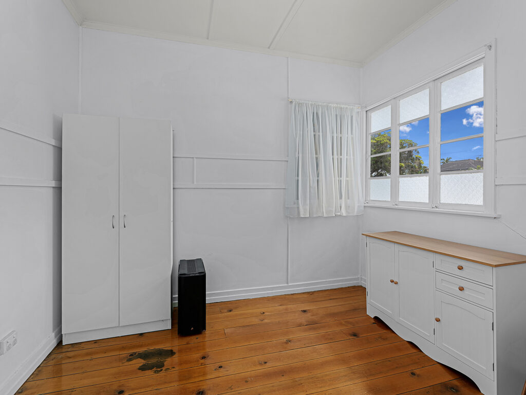 11 Cemetery Road, Raceview, QLD 4305