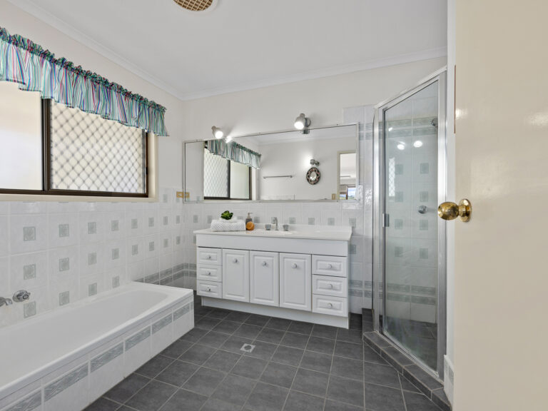 27 Garden Avenue, Camira, QLD 4300