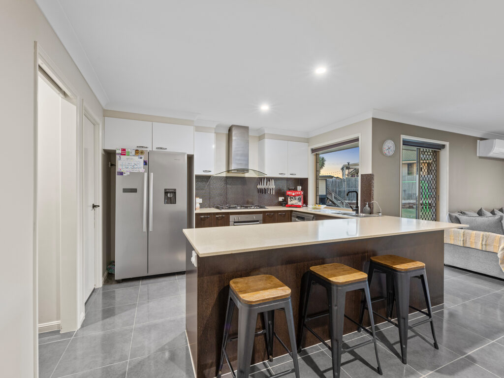 17 Willow Close, Raceview, QLD 4305