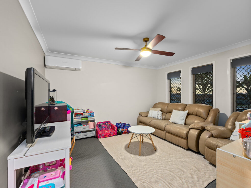 17 Willow Close, Raceview, QLD 4305