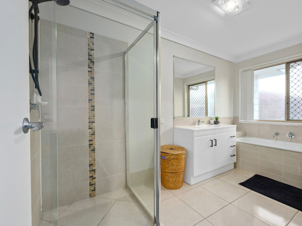 17 Willow Close, Raceview, QLD 4305