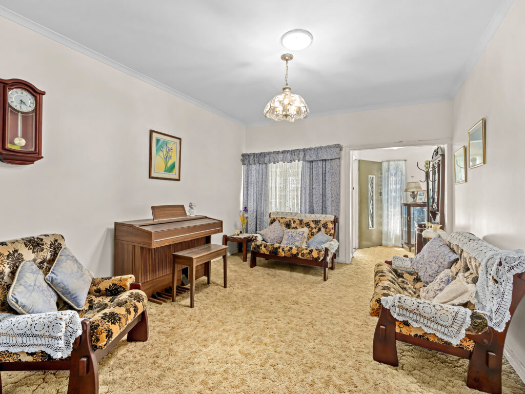 19 Easton Street, Silkstone, QLD 4304