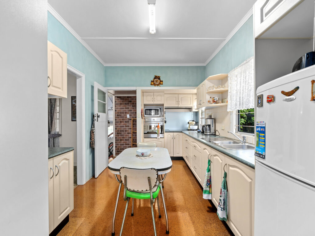 19 Easton Street, Silkstone, QLD 4304