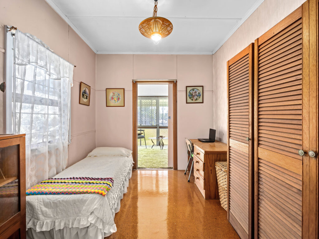 19 Easton Street, Silkstone, QLD 4304