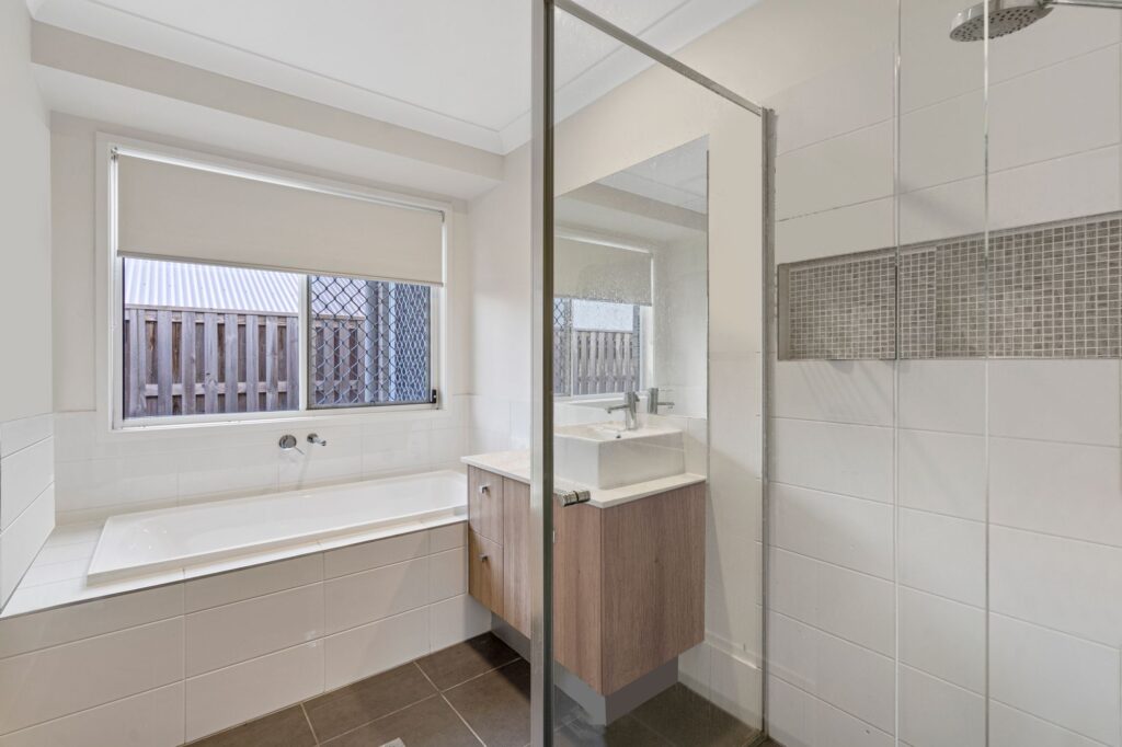 127 Sovereign Drive, Deebing Heights, QLD 4306