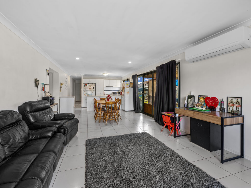 1 Pencarrow Crescent, Raceview, QLD 4305