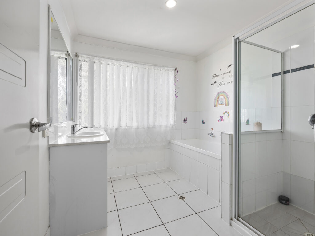 1 Pencarrow Crescent, Raceview, QLD 4305