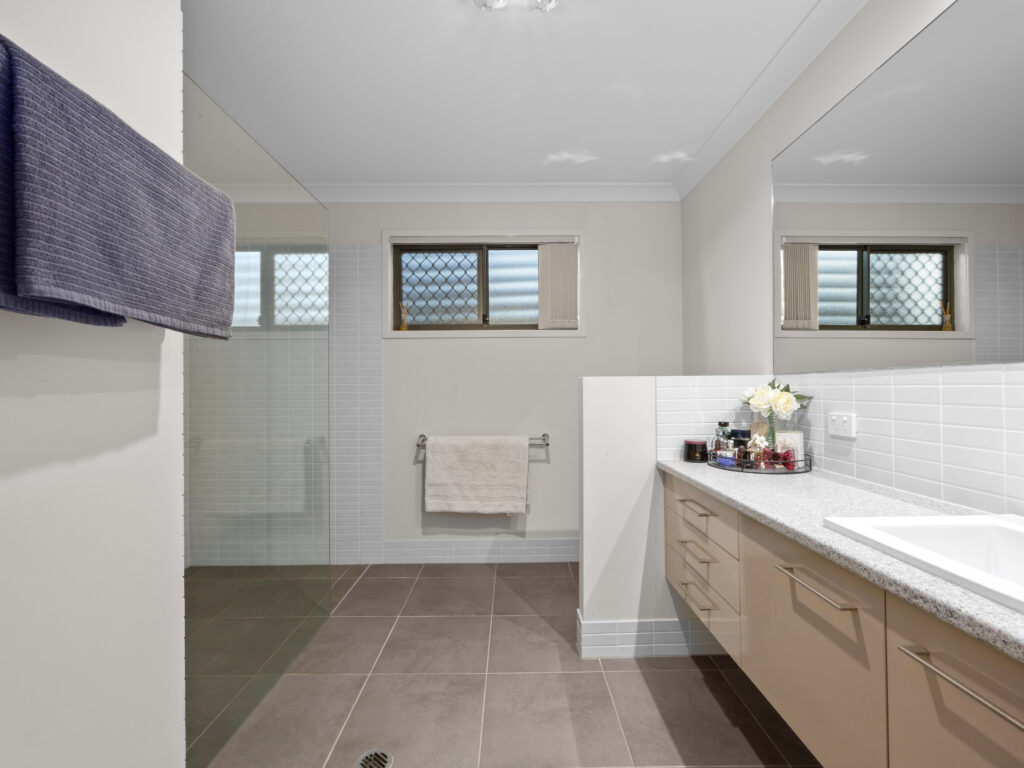 1 Sirmione Court, Raceview, QLD 4305