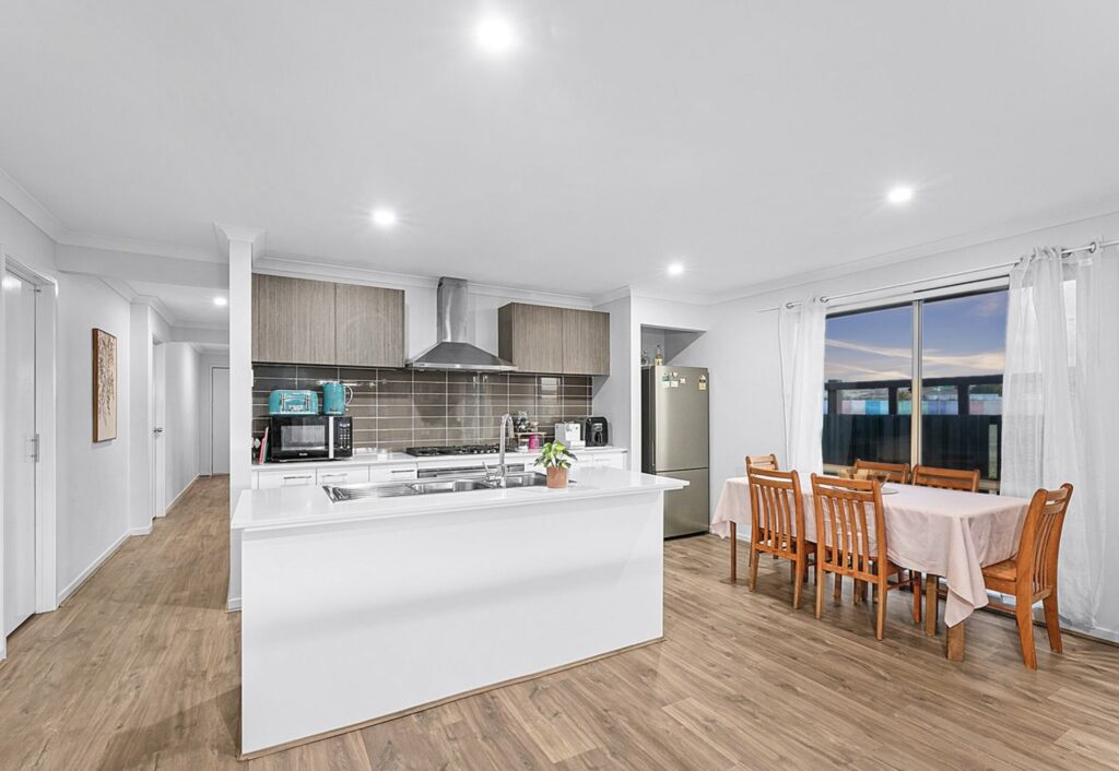 6 Abrahams Road, South Ripley, QLD 4306