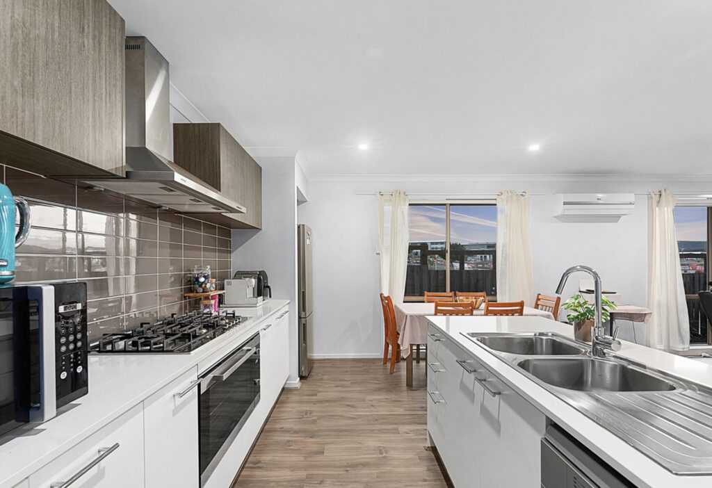6 Abrahams Road, South Ripley, QLD 4306