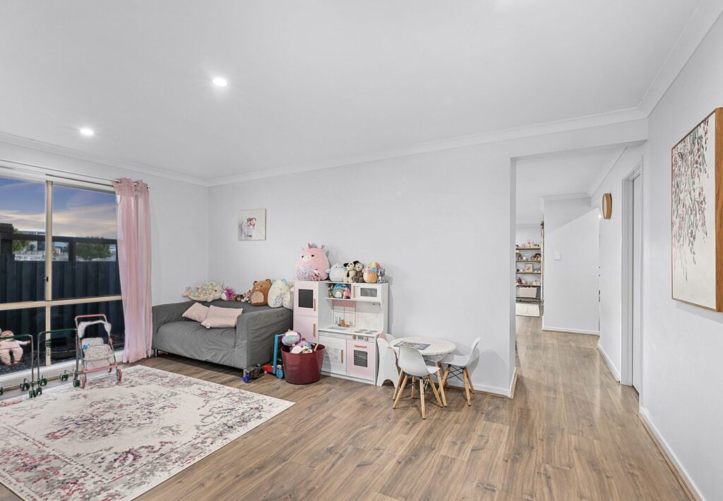 6 Abrahams Road, South Ripley, QLD 4306