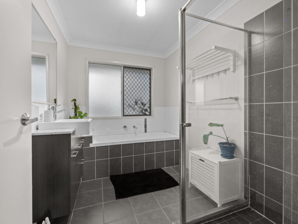 24 Heritage Drive, Adare, QLD 4343
