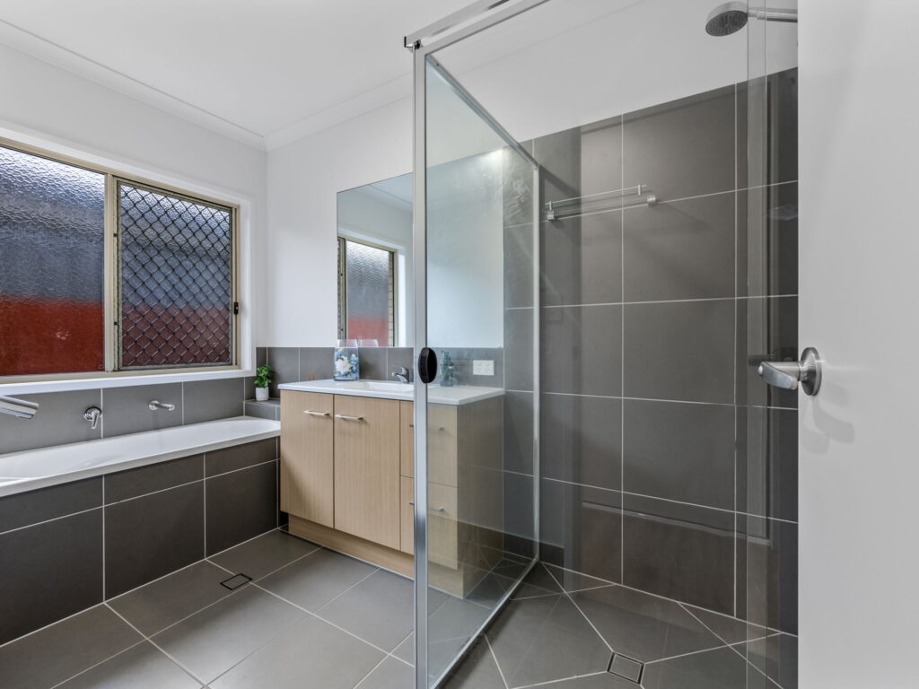 8 Polly Street, Deebing Heights, QLD 4306