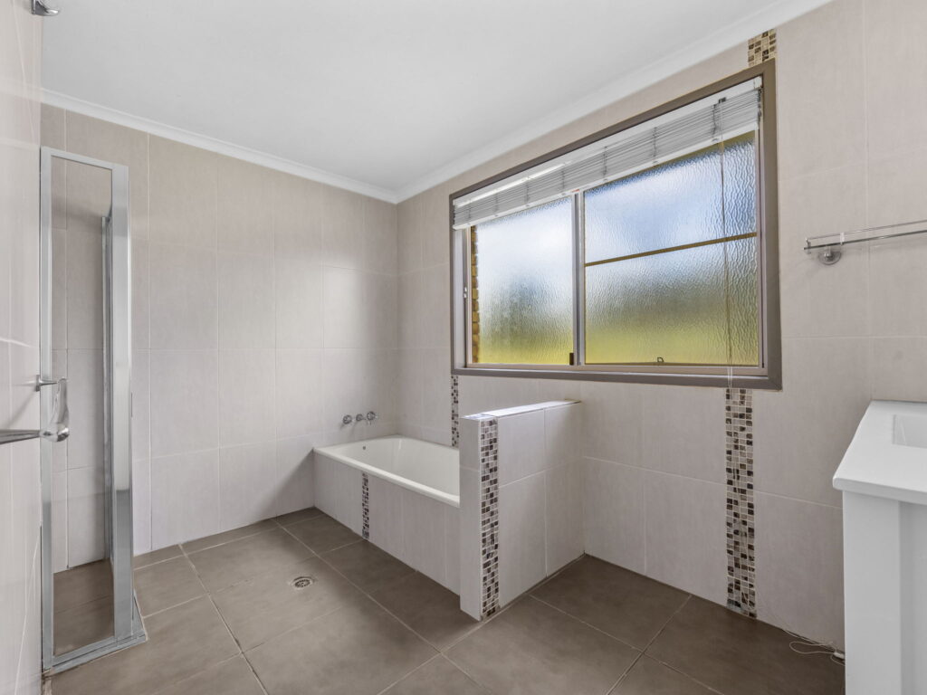 12 Deroydon Court, Adare, QLD 4343