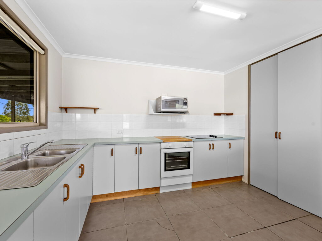 12 Deroydon Court, Adare, QLD 4343